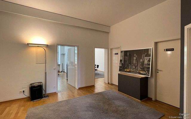 Begegnungsfläche mit Platz für Sitzmöglichkeiten