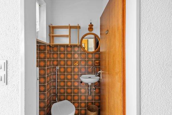 Gäste-WC mit Tageslichtfenster