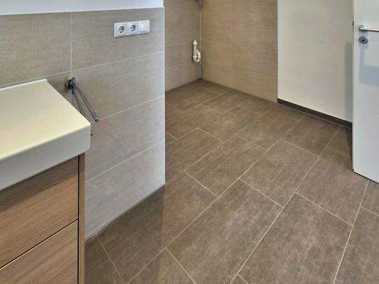 großzügiges Bad mit Platz für Waschmaschine und Trockner