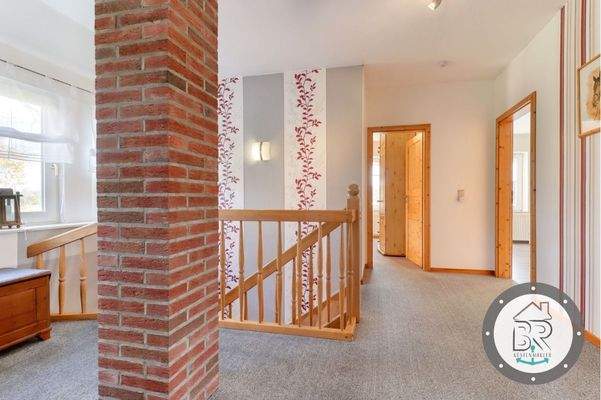 Heller Treppenbereich mit Klinkersäule