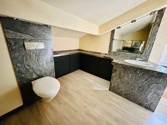 Bad mit Marmor im Loft