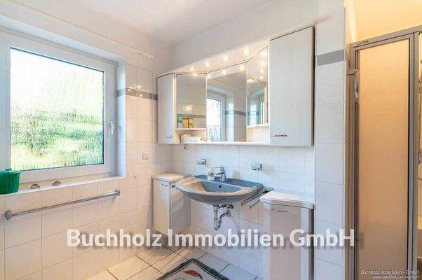 Badezimmer im Erdgeschoss mit Fenster