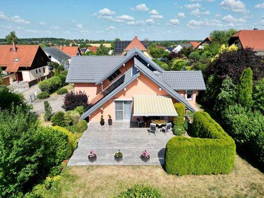 Hausansicht mit Terrasse