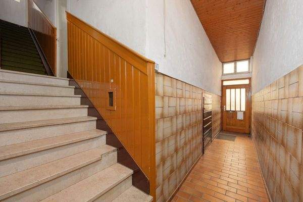 Eingang und Treppenhaus