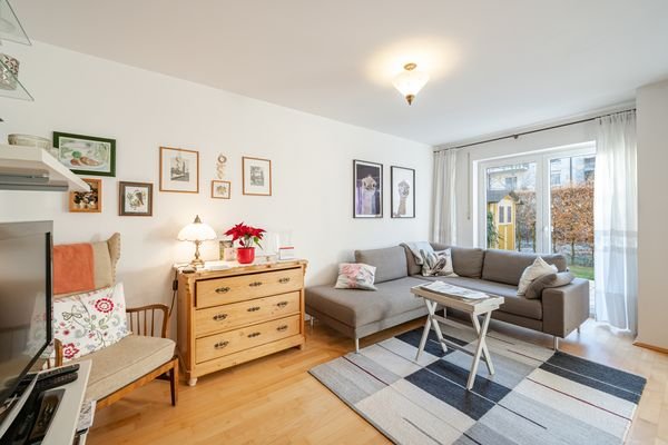 Wohnzimmer mit bodentiefen Fenstern
