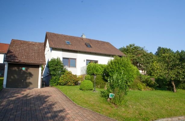 Ansicht mit Garage