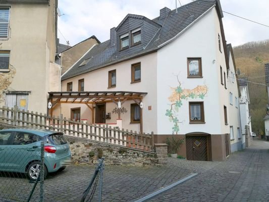 Hausansicht mit Stellplatz