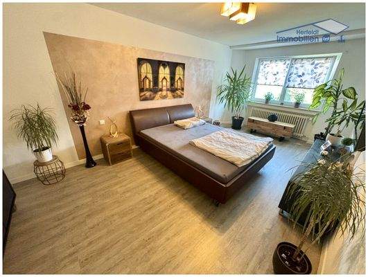 Großzügiges Schlafzimmer