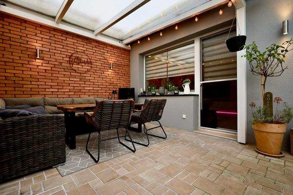Überdachte Terrasse am Wohnbereich.