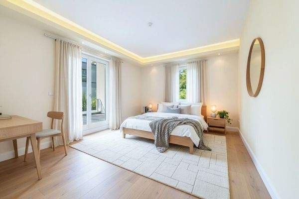 (KI) Schlafzimmer 1 mit Zugang zum Westbalkon (KI)