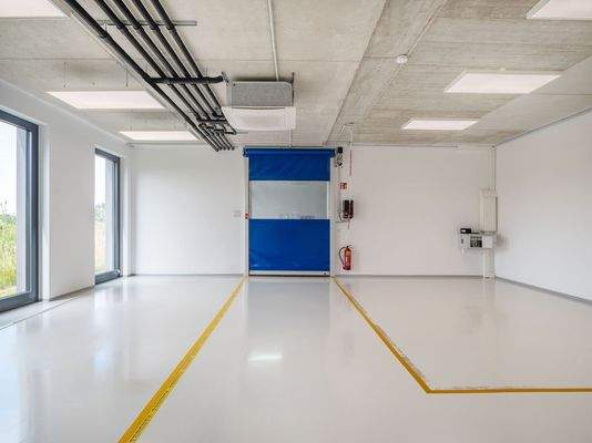 Warenein- und ausgang mit Sektionaltoren