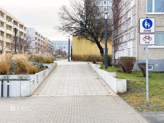 Einfahrt zur Geschäftsstraße