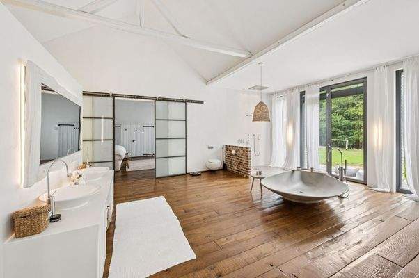 Wellness-Badezimer mit Designer- Badewanne und Gartenzugang 