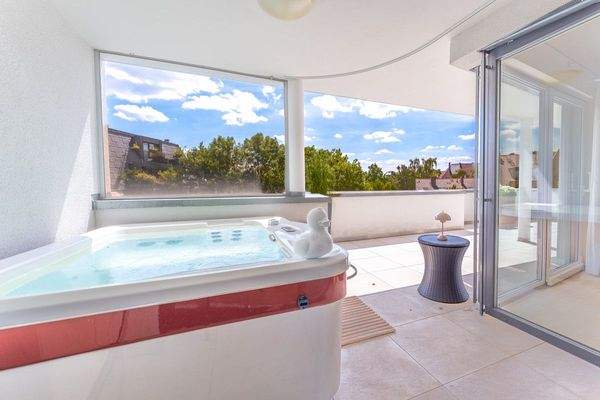 Süd-Terrasse mit Jacuzzi