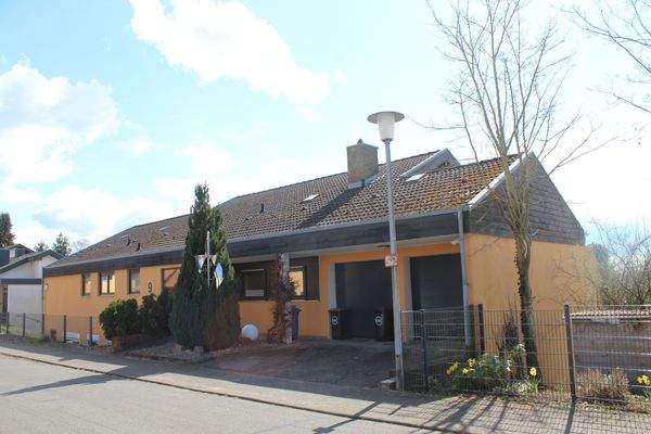 Blick von der Strassenseite her