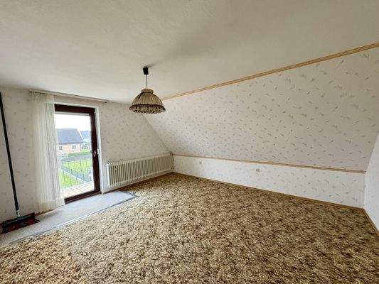 Schlafzimmer Dachgeschoss mit Zugang zum Balkon