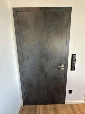 2,11 m hohe JELD-WEN Türen mit innenliegenden Tectusbändern