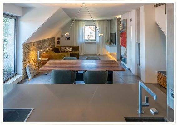 Blick aus der Küche zum Wohnen