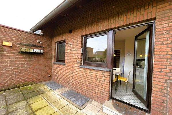 die Terrasse wartet auf Neugestaltung