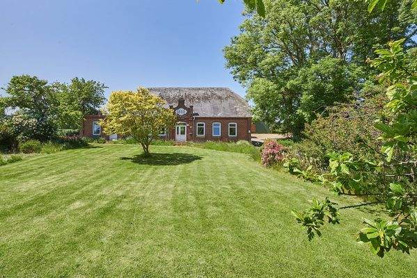 Bauernhaus mit großem Vorgarten