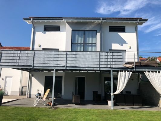 Hausansicht Südseite mit Terrasse und Balkon - Imm