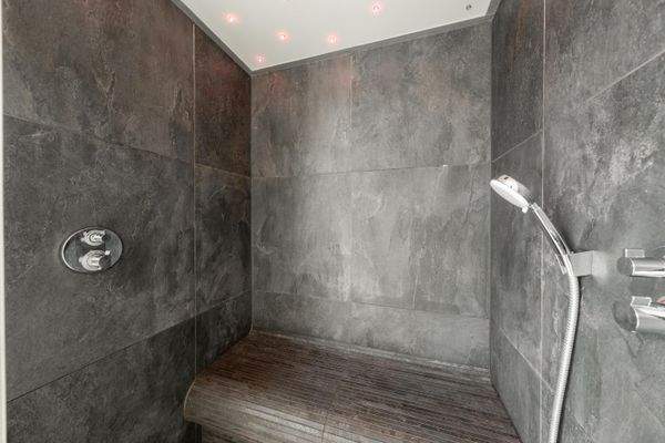 Doppelregendusche mit Dampfsauna