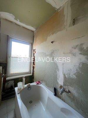 Sanierungsbedürftiges Badezimmer