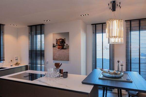 Musterhaus Einbauküche bodentiefe Fenster.jpg