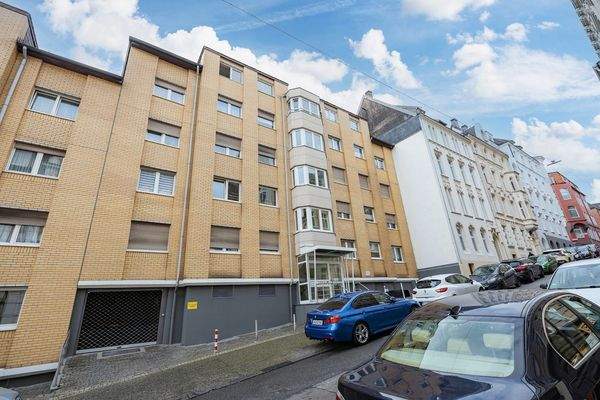 Mit Tiefgaragen-Stellplatz