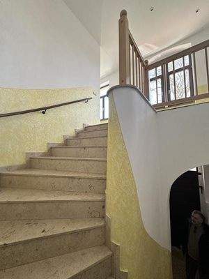 großzügiges und repräsentatives Treppenhaus