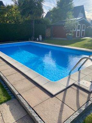 Pool & Garten im Sommer