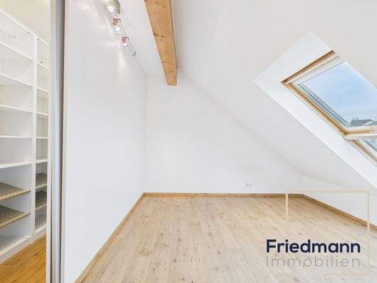 Schlafzimmer mit Zugang Ankleide