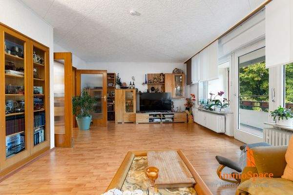 Großes Wohnzimmer im Erdgeschoss