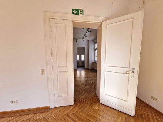 schöne Eingangstür im EG