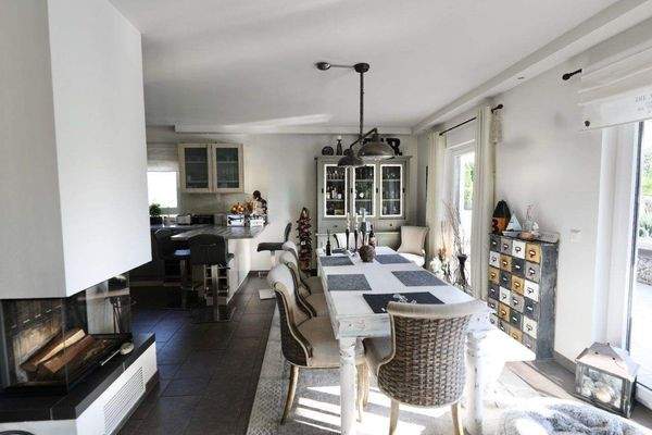 EG: Wohn-/Essbereich Kamin