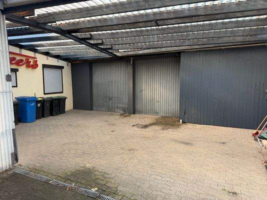 Innenhof mit 2x Garage 1x Lager 3