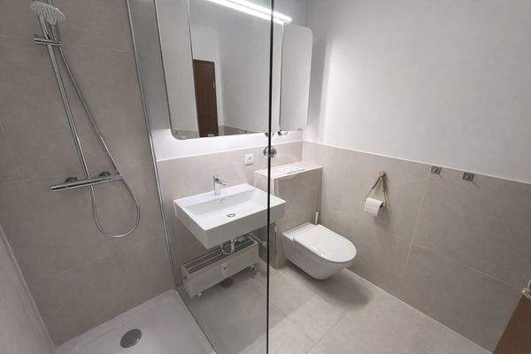 Badezimmer mit Walk In Dusche