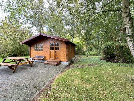 ...mit Grill- und Partyhütte...