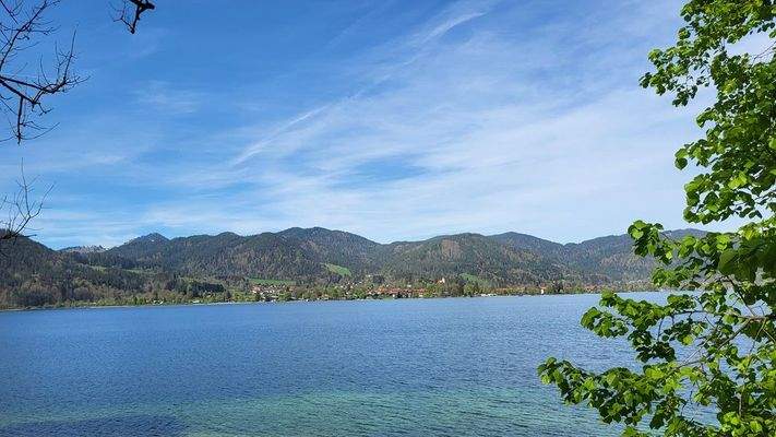 Tegernsee und den umliegenden Hausbergen.jpg