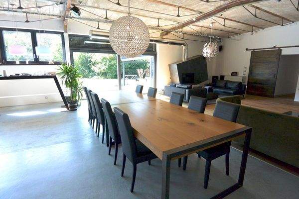 24  massiver Eichetisch (ca. 950 kg)