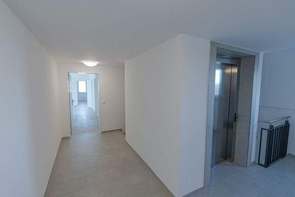 Treppenhaus mit Aufzug 