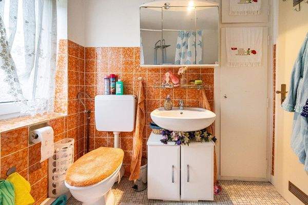 Wohnung, OG, rechts: Tageslichtbad mit Abstellschrank (rechts)