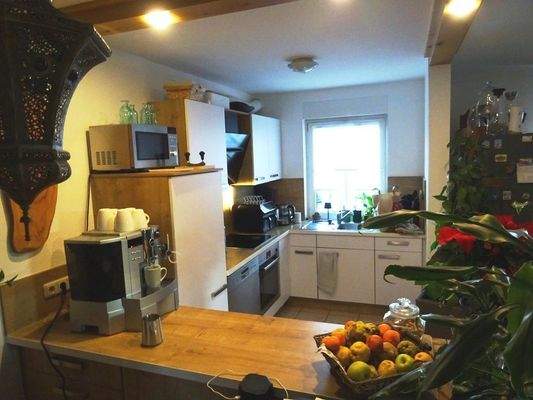 Moderne Küche mit Geräten