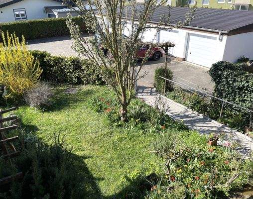 Blick in den Garten vom Balkon