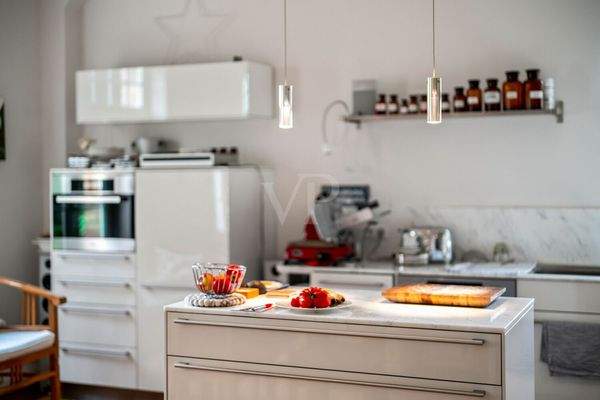 Küchenbereich mit edlen Marmor-Akzenten in der oberen Wohnung