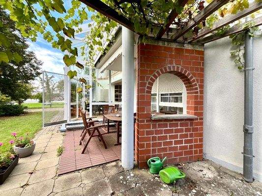 Terrasse neben Wintergarten