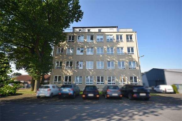 Seitenansicht mit Pkw-Stellplä