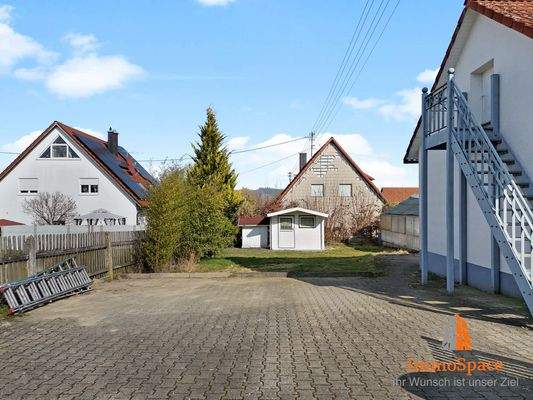 Große Freifläche vor dem Bungalow