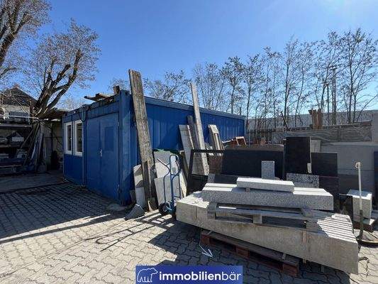 Außenfläche mit Container