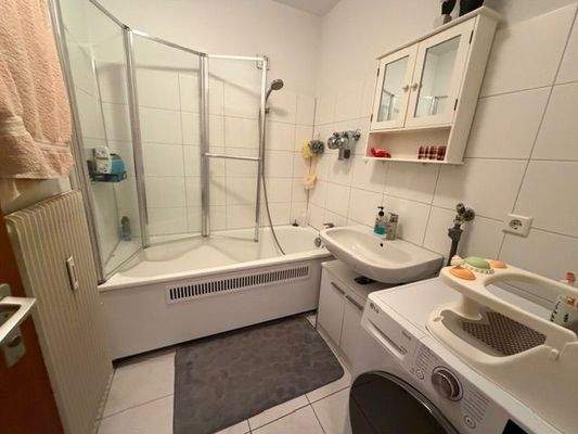 Badezimmer mit Badewanne